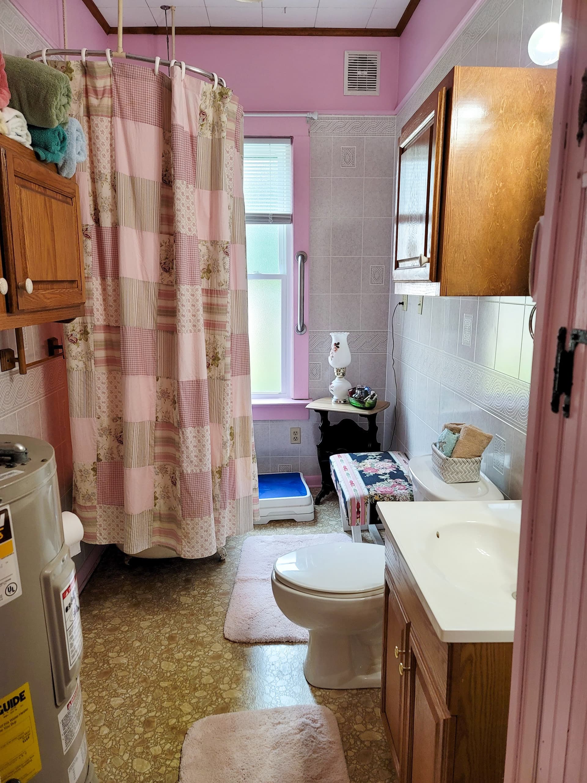 The full bath with a vanity and curtained shower